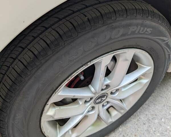 Белый Киа K5, объемом двигателя 2 л и пробегом 298 тыс. км за 7700 $, фото 9 на Automoto.ua