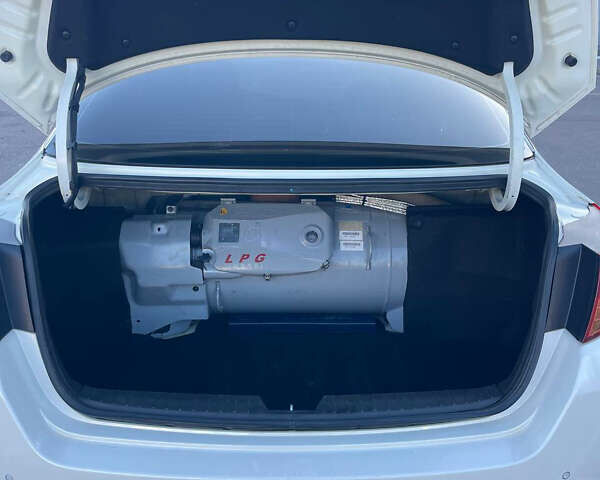 Білий Кіа K5, об'ємом двигуна 2 л та пробігом 260 тис. км за 9800 $, фото 8 на Automoto.ua