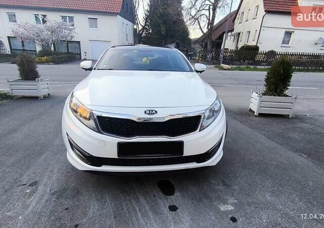 Белый Киа K5, объемом двигателя 2 л и пробегом 363 тыс. км за 7600 $, фото 1 на Automoto.ua