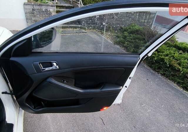 Белый Киа K5, объемом двигателя 2 л и пробегом 363 тыс. км за 7600 $, фото 20 на Automoto.ua