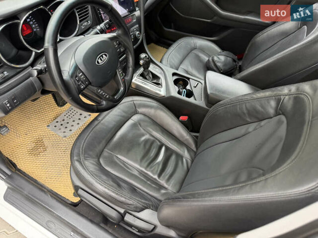 Белый Киа K5, объемом двигателя 2 л и пробегом 365 тыс. км за 7700 $, фото 13 на Automoto.ua