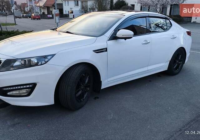 Белый Киа K5, объемом двигателя 2 л и пробегом 363 тыс. км за 7600 $, фото 2 на Automoto.ua