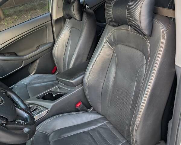 Белый Киа K5, объемом двигателя 2 л и пробегом 298 тыс. км за 7700 $, фото 23 на Automoto.ua