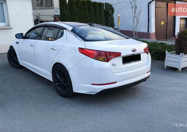 Белый Киа K5, объемом двигателя 2 л и пробегом 363 тыс. км за 7600 $, фото 6 на Automoto.ua