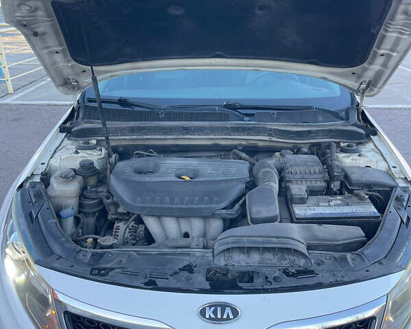Білий Кіа K5, об'ємом двигуна 2 л та пробігом 260 тис. км за 9800 $, фото 7 на Automoto.ua