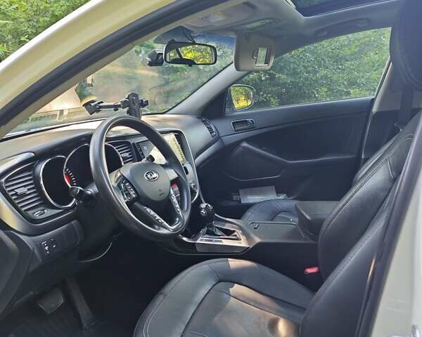 Белый Киа K5, объемом двигателя 2 л и пробегом 240 тыс. км за 9990 $, фото 3 на Automoto.ua