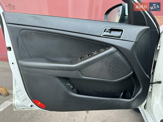 Білий Кіа K5, об'ємом двигуна 2 л та пробігом 422 тис. км за 6999 $, фото 15 на Automoto.ua