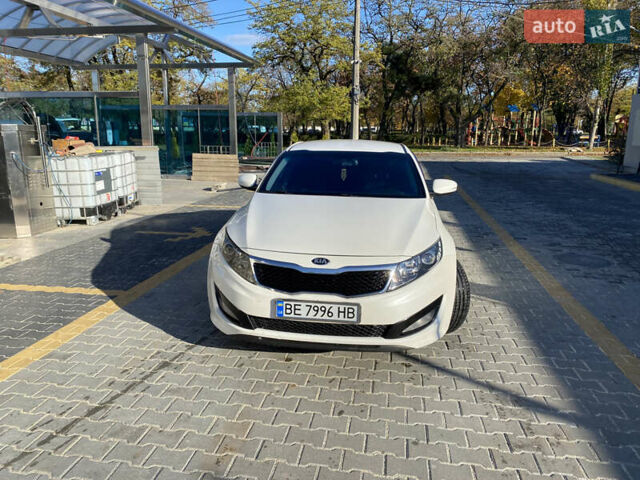 Белый Киа K5, объемом двигателя 2 л и пробегом 450 тыс. км за 8000 $, фото 3 на Automoto.ua