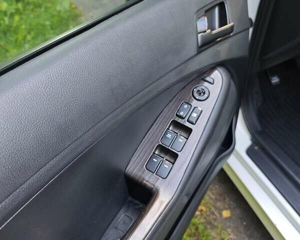 Белый Киа K5, объемом двигателя 2 л и пробегом 240 тыс. км за 9990 $, фото 11 на Automoto.ua