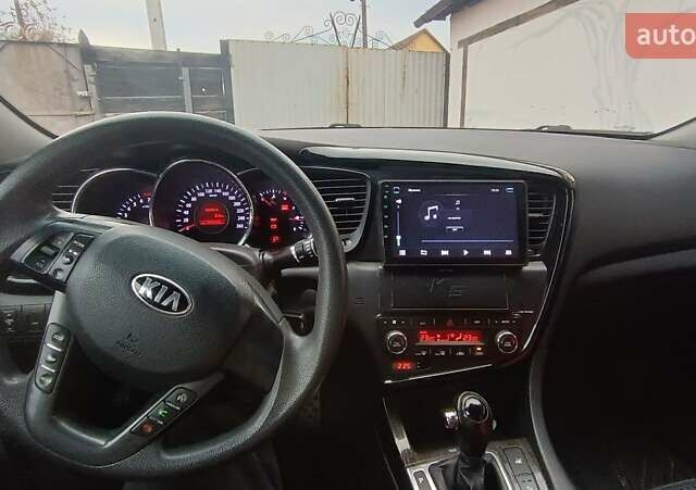 Белый Киа K5, объемом двигателя 2 л и пробегом 230 тыс. км за 10200 $, фото 3 на Automoto.ua