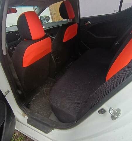 Белый Киа K5, объемом двигателя 2 л и пробегом 230 тыс. км за 10200 $, фото 7 на Automoto.ua