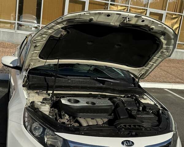 Белый Киа K5, объемом двигателя 2 л и пробегом 98 тыс. км за 9000 $, фото 21 на Automoto.ua