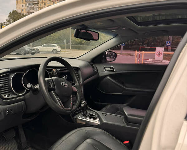 Белый Киа K5, объемом двигателя 2 л и пробегом 180 тыс. км за 6200 $, фото 3 на Automoto.ua