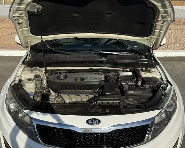 Белый Киа K5, объемом двигателя 2 л и пробегом 98 тыс. км за 9000 $, фото 15 на Automoto.ua