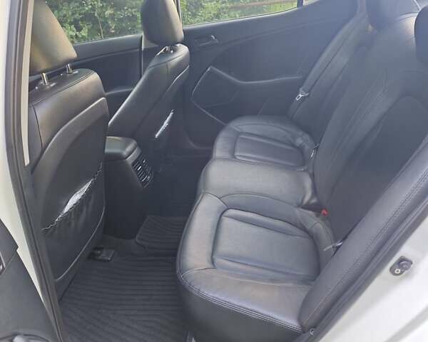 Белый Киа K5, объемом двигателя 2 л и пробегом 240 тыс. км за 9990 $, фото 2 на Automoto.ua