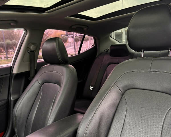 Белый Киа K5, объемом двигателя 2 л и пробегом 180 тыс. км за 6200 $, фото 7 на Automoto.ua