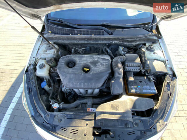 Белый Киа K5, объемом двигателя 2 л и пробегом 450 тыс. км за 8000 $, фото 15 на Automoto.ua