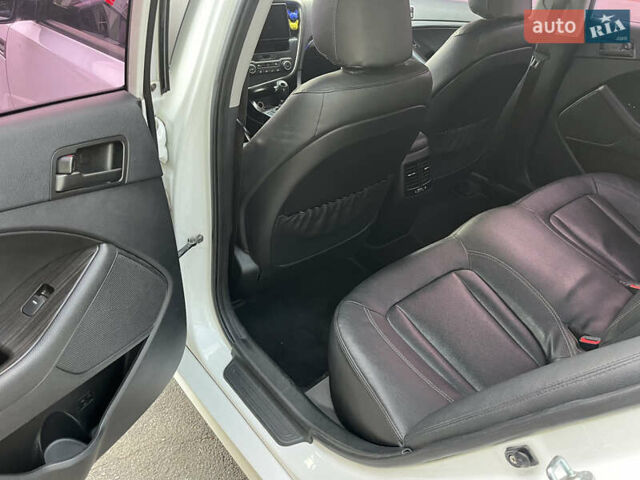 Білий Кіа K5, об'ємом двигуна 2 л та пробігом 241 тис. км за 9800 $, фото 13 на Automoto.ua