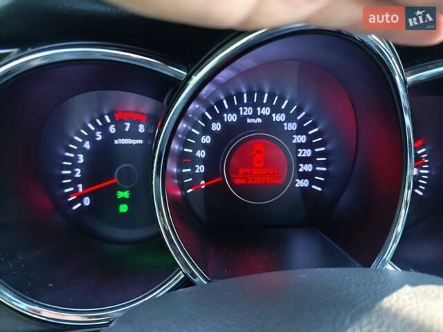 Белый Киа K5, объемом двигателя 2 л и пробегом 240 тыс. км за 9990 $, фото 1 на Automoto.ua