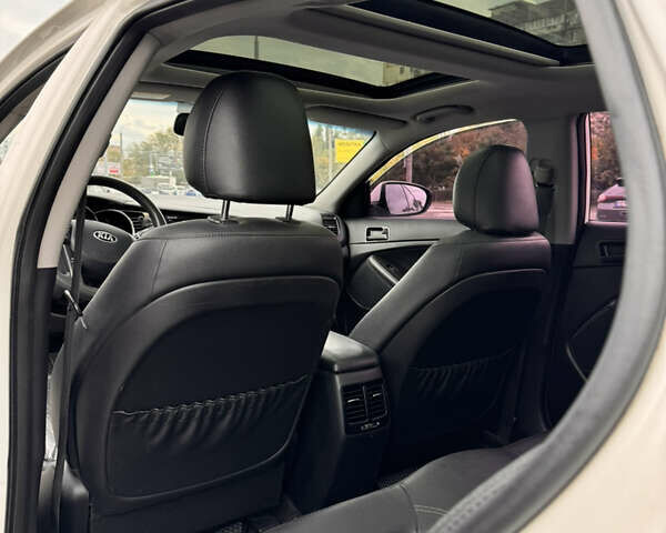 Белый Киа K5, объемом двигателя 2 л и пробегом 180 тыс. км за 6200 $, фото 4 на Automoto.ua