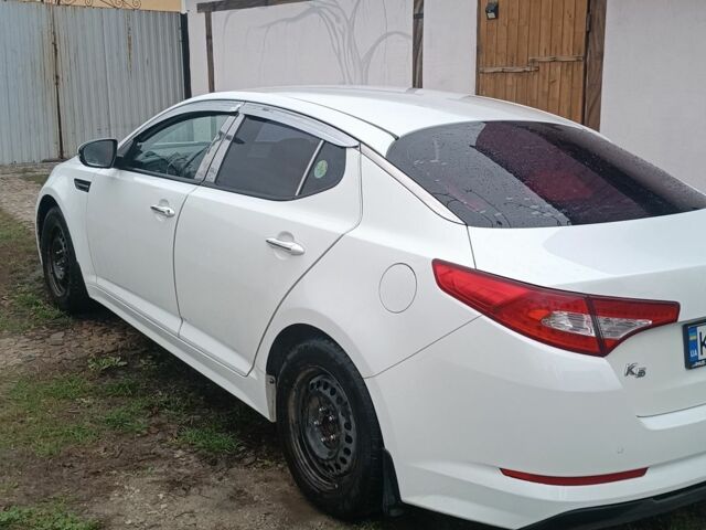 Білий Кіа K5, об'ємом двигуна 2 л та пробігом 230 тис. км за 10200 $, фото 1 на Automoto.ua