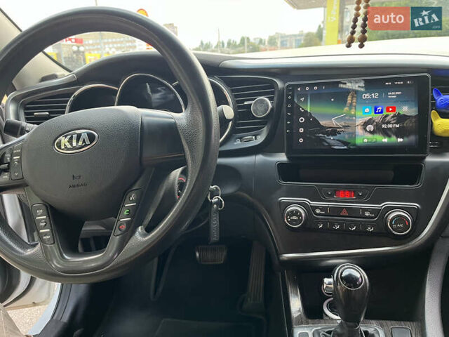 Білий Кіа K5, об'ємом двигуна 2 л та пробігом 241 тис. км за 9800 $, фото 10 на Automoto.ua