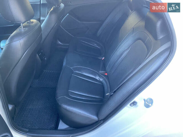 Белый Киа K5, объемом двигателя 2 л и пробегом 450 тыс. км за 8000 $, фото 11 на Automoto.ua