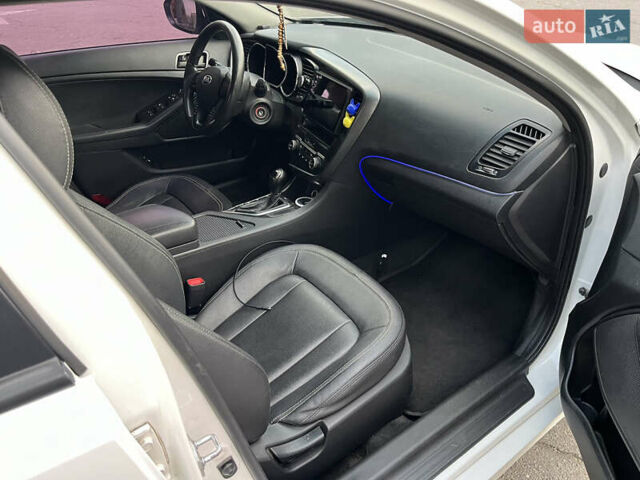 Білий Кіа K5, об'ємом двигуна 2 л та пробігом 241 тис. км за 9800 $, фото 16 на Automoto.ua