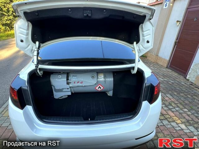 Білий Кіа K5, об'ємом двигуна 2 л та пробігом 365 тис. км за 7800 $, фото 9 на Automoto.ua