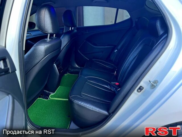 Білий Кіа K5, об'ємом двигуна 2 л та пробігом 365 тис. км за 7800 $, фото 6 на Automoto.ua