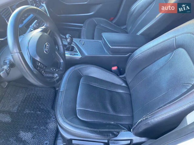 Белый Киа K5, объемом двигателя 2 л и пробегом 450 тыс. км за 8000 $, фото 12 на Automoto.ua