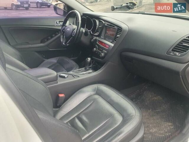 Белый Киа K5, объемом двигателя 2 л и пробегом 216 тыс. км за 10000 $, фото 2 на Automoto.ua