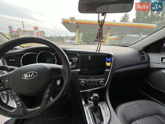 Білий Кіа K5, об'ємом двигуна 2 л та пробігом 241 тис. км за 9800 $, фото 9 на Automoto.ua