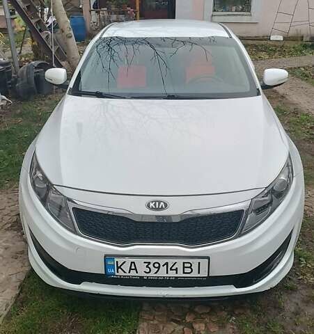 Белый Киа K5, объемом двигателя 2 л и пробегом 230 тыс. км за 10200 $, фото 2 на Automoto.ua