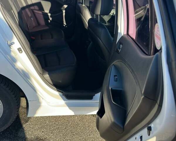 Белый Киа K5, объемом двигателя 2 л и пробегом 225 тыс. км за 10000 $, фото 6 на Automoto.ua
