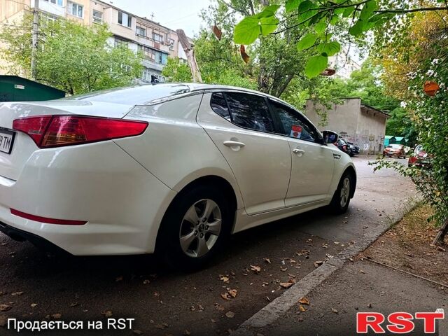 Белый Киа K5, объемом двигателя 2 л и пробегом 370 тыс. км за 8000 $, фото 7 на Automoto.ua
