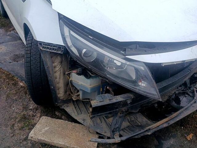 Білий Кіа K5, об'ємом двигуна 2 л та пробігом 200 тис. км за 5000 $, фото 10 на Automoto.ua