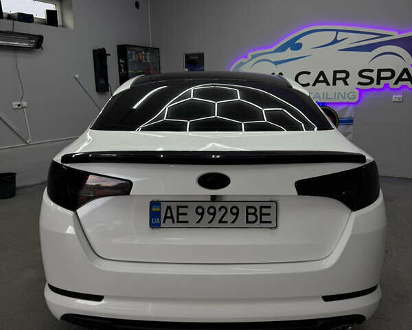 Білий Кіа K5, об'ємом двигуна 2 л та пробігом 260 тис. км за 8499 $, фото 2 на Automoto.ua