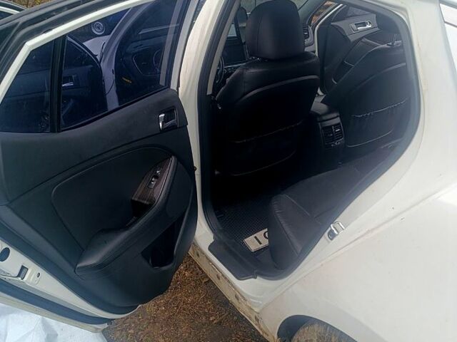 Білий Кіа K5, об'ємом двигуна 2 л та пробігом 200 тис. км за 5000 $, фото 2 на Automoto.ua