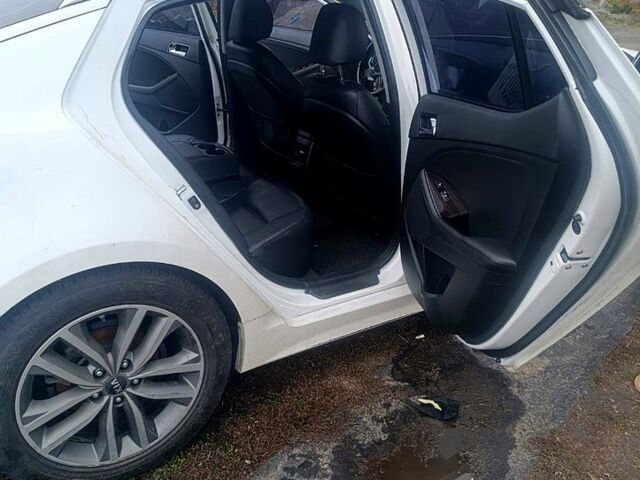 Білий Кіа K5, об'ємом двигуна 2 л та пробігом 200 тис. км за 5000 $, фото 3 на Automoto.ua