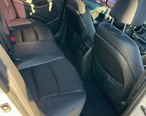 Белый Киа K5, объемом двигателя 2 л и пробегом 225 тыс. км за 10000 $, фото 5 на Automoto.ua