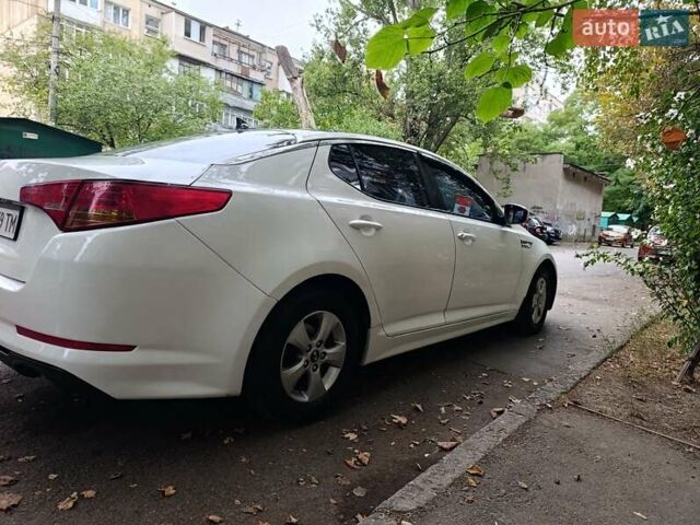 Білий Кіа K5, об'ємом двигуна 2 л та пробігом 371 тис. км за 8000 $, фото 2 на Automoto.ua