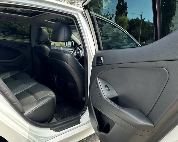 Белый Киа K5, объемом двигателя 2 л и пробегом 255 тыс. км за 10500 $, фото 5 на Automoto.ua