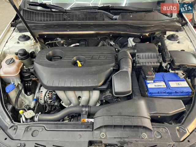 Білий Кіа K5, об'ємом двигуна 2 л та пробігом 260 тис. км за 8499 $, фото 27 на Automoto.ua