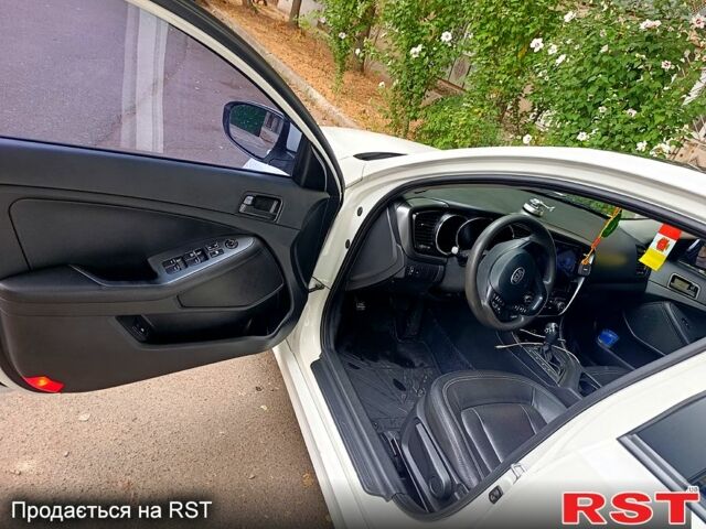 Белый Киа K5, объемом двигателя 2 л и пробегом 370 тыс. км за 8000 $, фото 3 на Automoto.ua