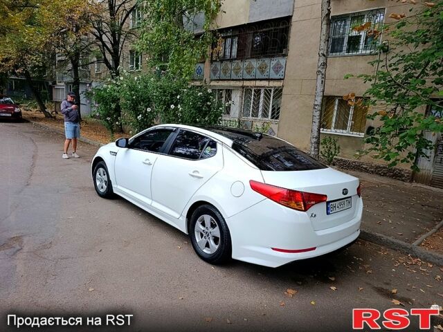 Белый Киа K5, объемом двигателя 2 л и пробегом 370 тыс. км за 8000 $, фото 1 на Automoto.ua