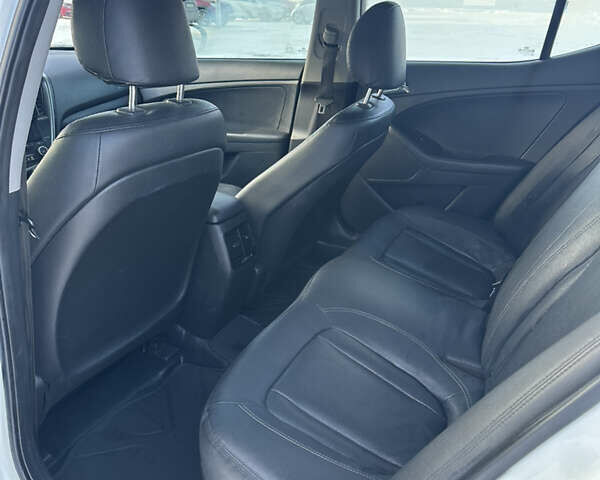 Білий Кіа K5, об'ємом двигуна 2 л та пробігом 350 тис. км за 7600 $, фото 5 на Automoto.ua