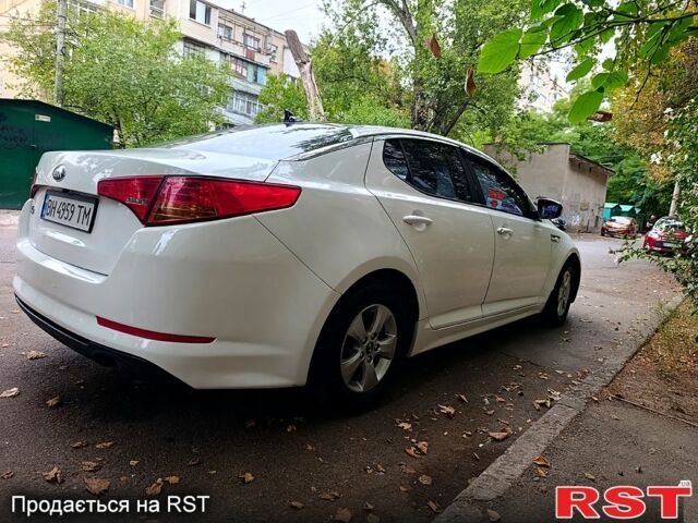 Белый Киа K5, объемом двигателя 2 л и пробегом 370 тыс. км за 8000 $, фото 6 на Automoto.ua