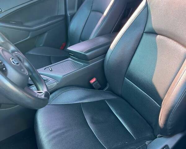 Белый Киа K5, объемом двигателя 2 л и пробегом 225 тыс. км за 10000 $, фото 7 на Automoto.ua