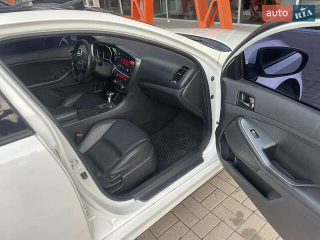 Белый Киа K5, объемом двигателя 2 л и пробегом 239 тыс. км за 10400 $, фото 6 на Automoto.ua